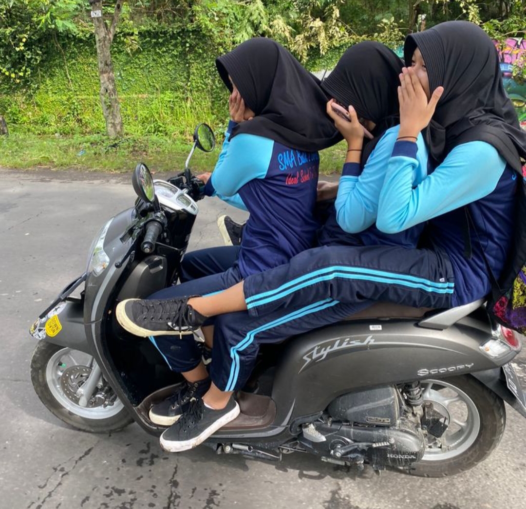 Di jalanan Tulungagung, ada satu pemandangan yang mungkin sudah dianggap biasa, tapi kalau dipikir-pikir, ini sebenarnya luar biasa, yakni motor bonceng tiga.