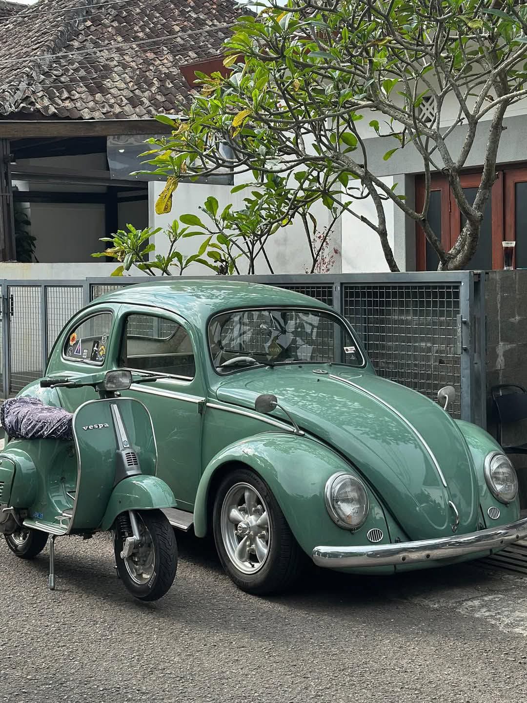 Di tengah gempuran kendaraan modern dengan teknologi canggih, motor dan mobil klasik justru semakin diminati.