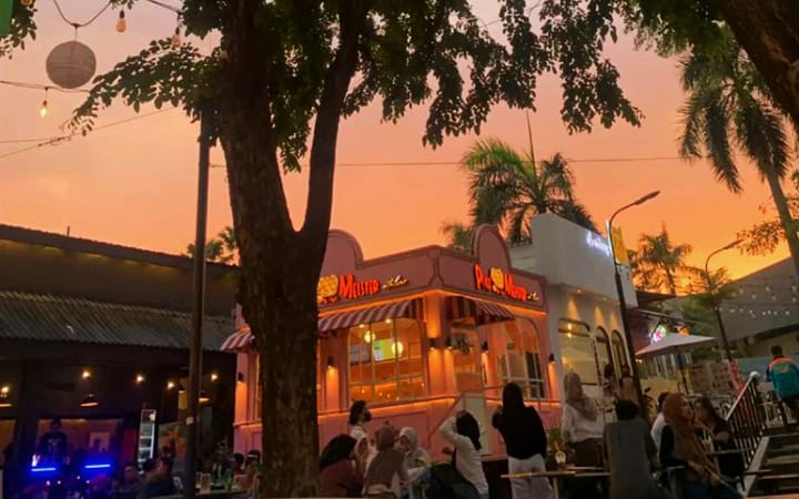 Rekomendasi tempat dan aktivitas malam hari di Surabaya yang wajib kamu coba ketika liburan. Tidak hanya G-Walk  di Citraland, tapi banyak tempat menarik lainnya.