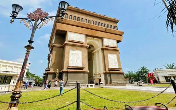 Spot foto paling populer dan Instagramable di Kediri yang wajib masuk daftar kunjunganmu ketika liburan. Tidak hanya Simpang Lima Gumul (SLG) banyak spot menarik lainnya.