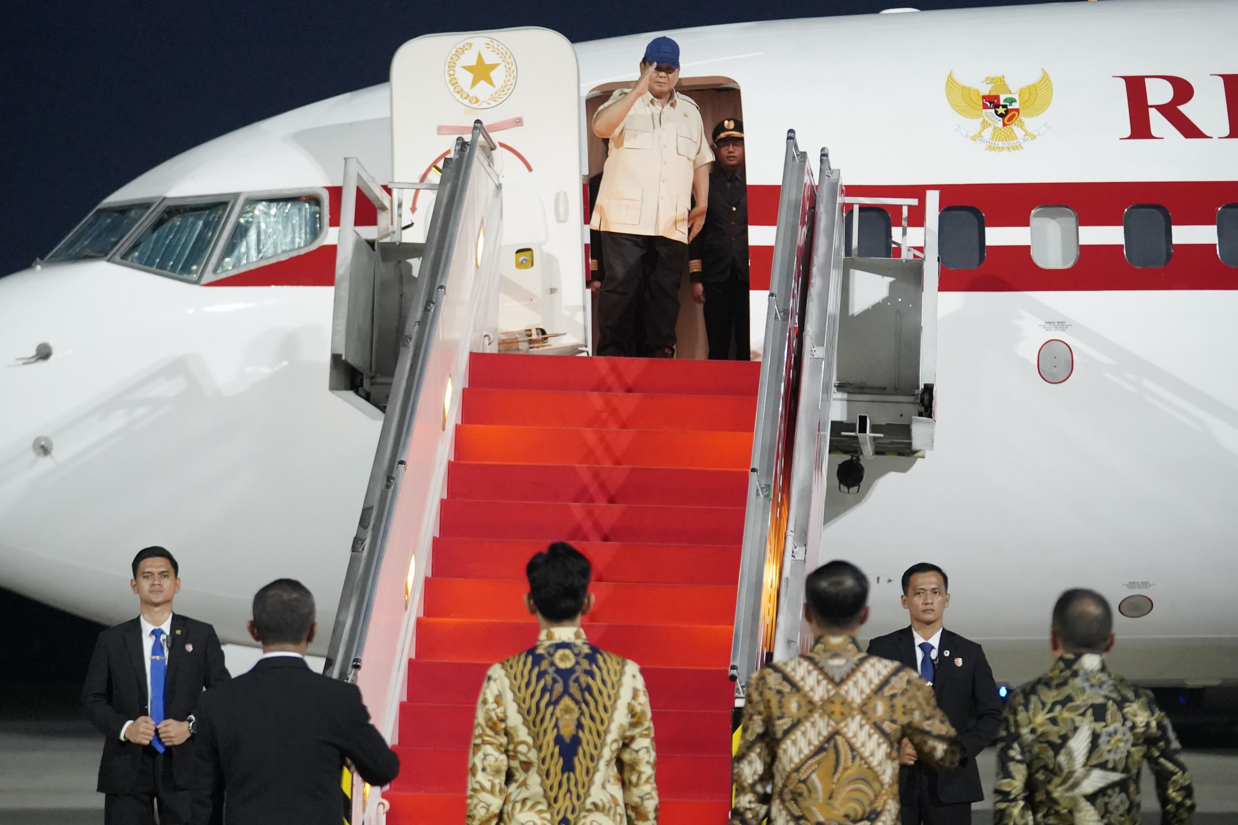 Presiden Prabowo Subianto bertolak ke Singapura untuk melakukan kunjungan kenegaraan melalui Pangkalan TNI AU Halim Perdanakusuma, Jakarta, pada Minggu (15/6/2025).