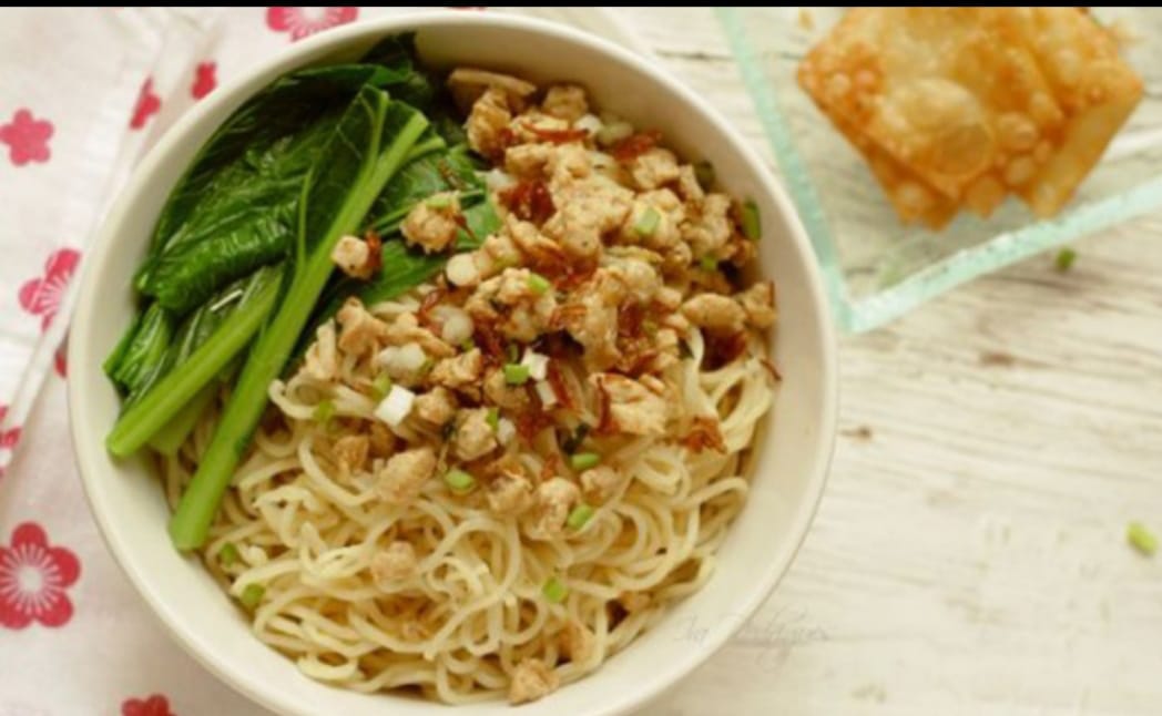Di Kota Malang, tersedia beragam makanan kaki lima yang legendaris hingga spot kuliner kekinian yang ramai di media sosial. Tak hanya cwie mi, tapi masih ada yang lain.