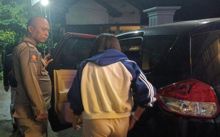 Tim gabungan terdiri dari berbagai unsur menggelar razia di sejumlah kafe dan karaoke di Tulungagung, pada Sabtu (14/6/2025) malam.  Hasilnya temukan 2 LC di bawah umur dan puluhan miras ilegal.
