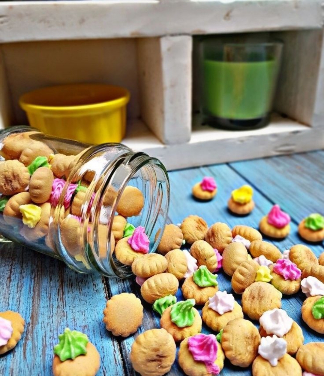 Oleh-oleh khas yang unik, terbatas, dan seringkali cuma bisa didapat lewat jalur dalam alias kenalan warga Tulungagung. Termasuk kue kancing.