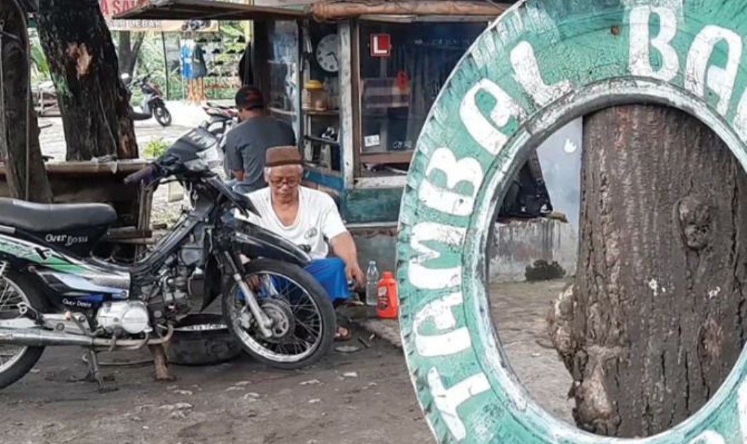 Di tengah panas terik dan deru kendaraan yang lalu-lalang, berdiri tenang sebuah lapak tambal ban di pinggir jalan Tulungagung.