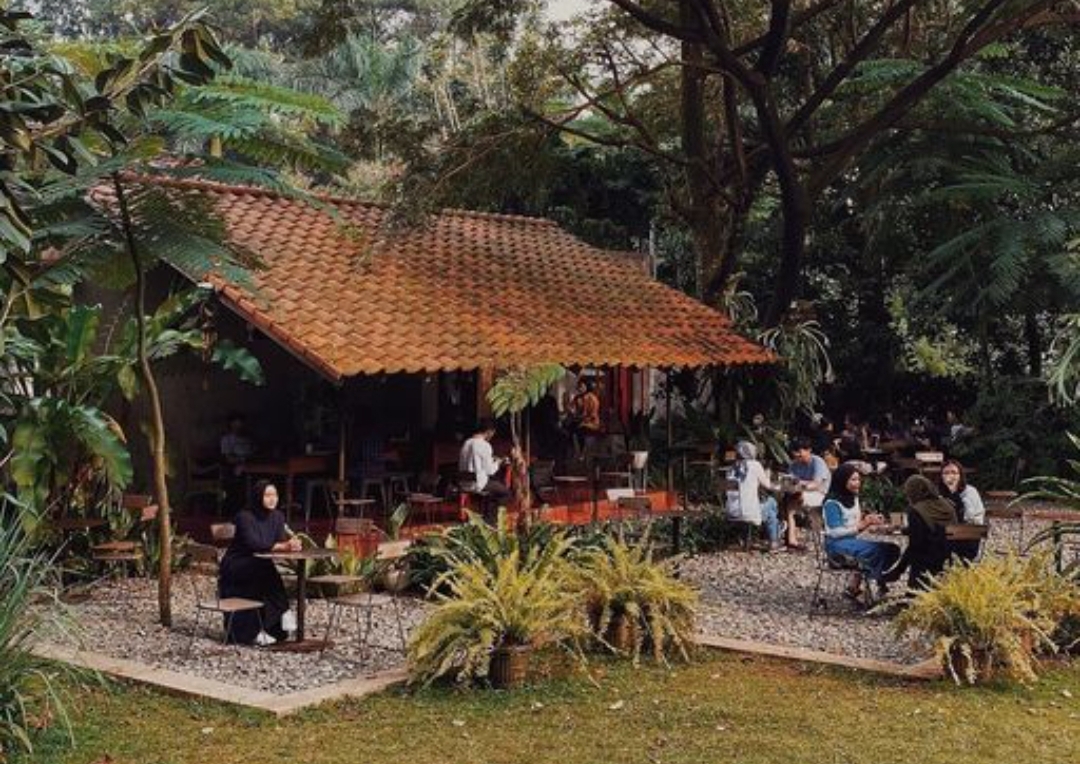 Warung kopi di Tulungagung satu meja bisa diisi generasi berbeda, dari bapak-bapak berpeci, pemuda bengkel, sampai mahasiswa yang kangen suasana rumah.