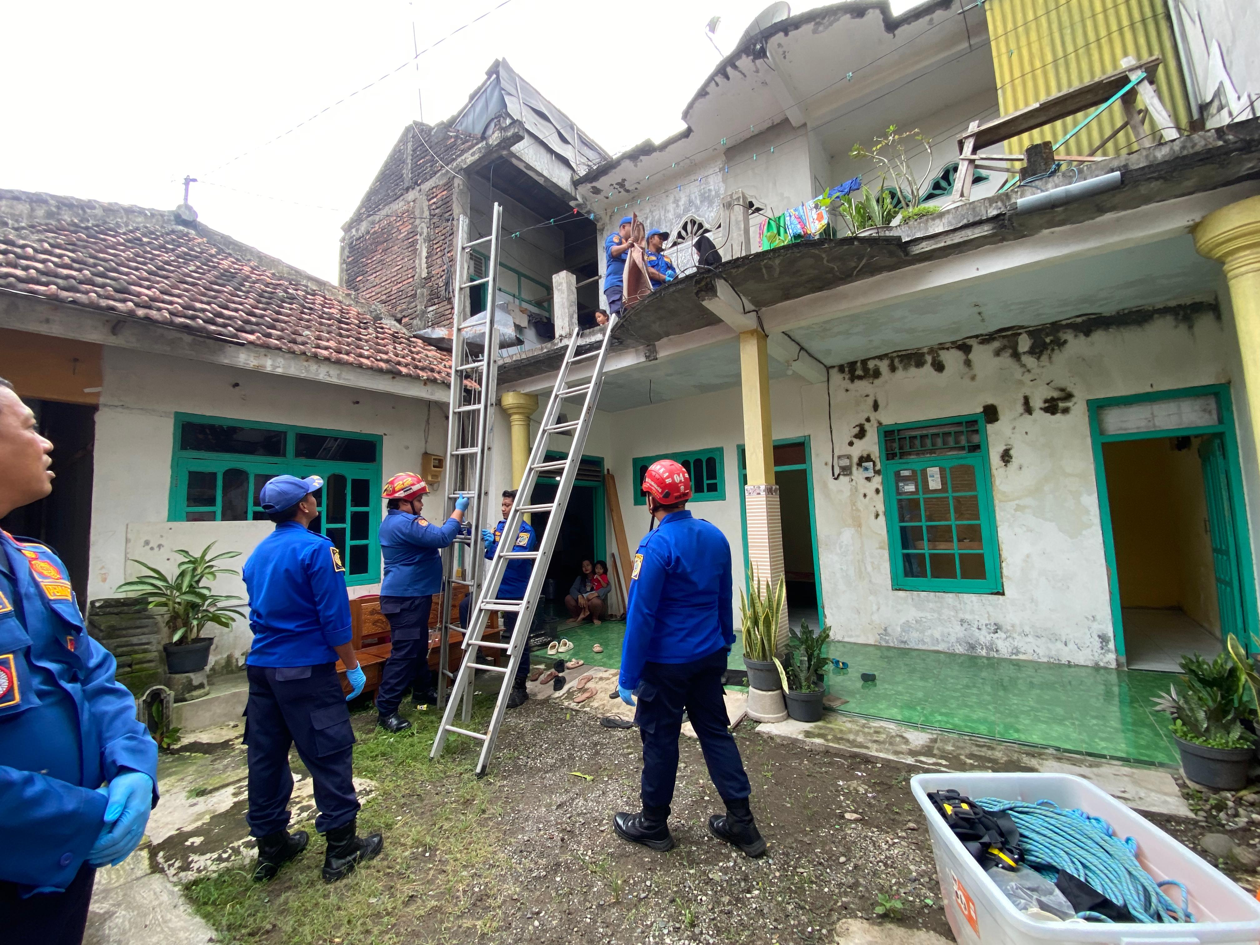 Proses evakuasi jenazah Suprianto, 68, warga Dusun Pacet, Desa Moyoketen, Kecamatan Boyolangu, Kabupaten Tulungagung, harus melibatkan tim pemadam kebakaran (damkar), Senin (16/62025).