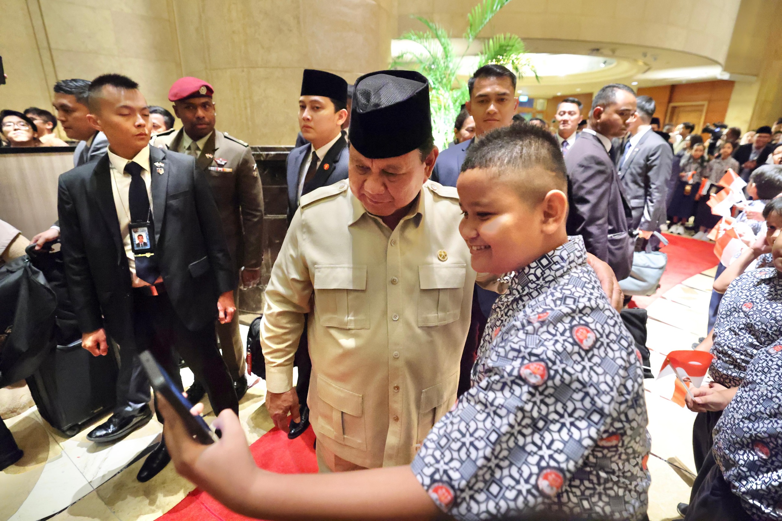 Kunjungan kenegaraan Presiden Prabowo Subianto ke Singapura disambut hangat oleh warga negara Indonesia (WNI) yang tinggal di Singapura, termasuk siswa SIS, Minggu (15/6/2025).