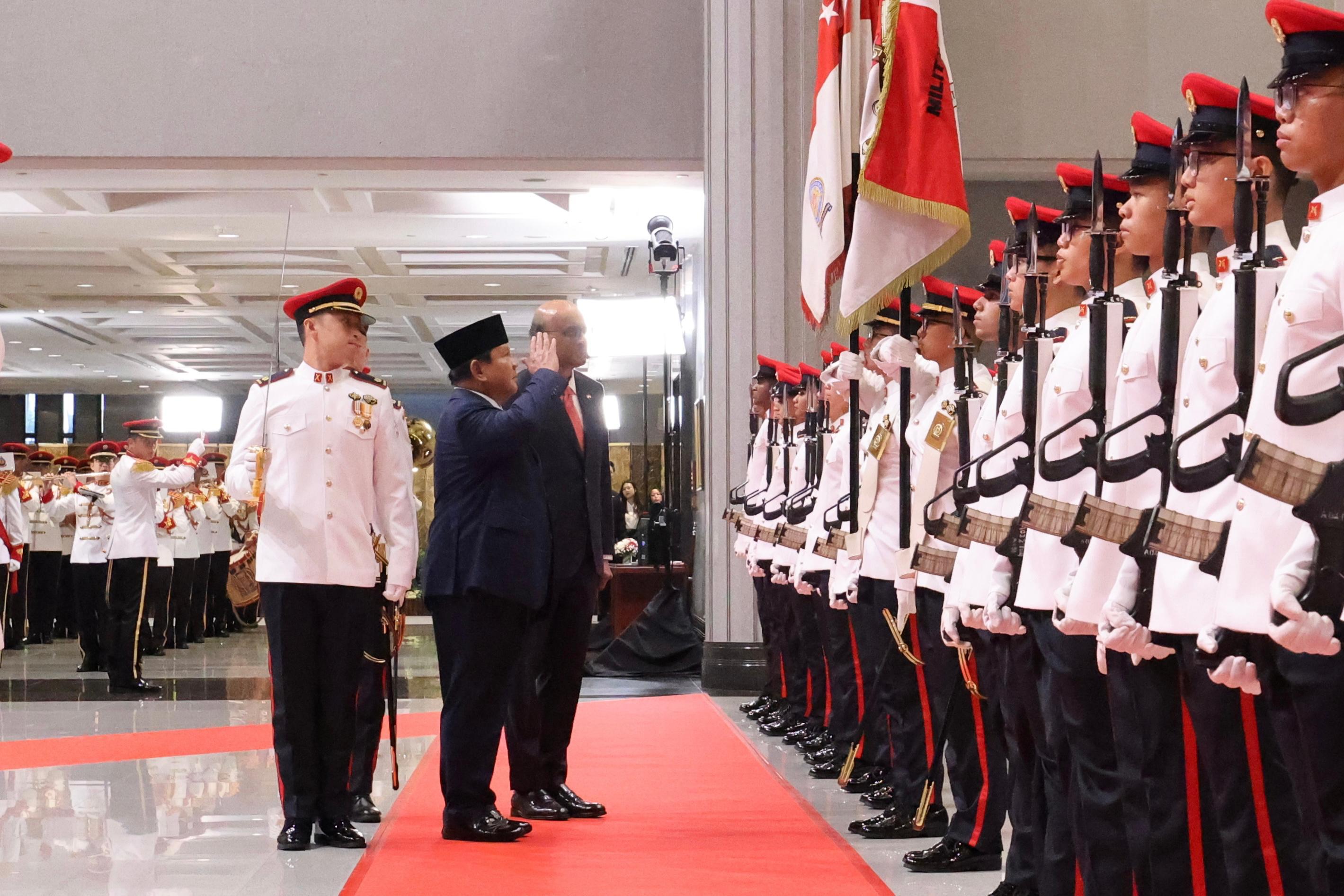Presiden Prabowo Subianto disambut dengan penuh kehormatan di Parliament House, Singapura, dalam rangkaian kunjungan kenegaraannya pada Senin (16/6/2025).