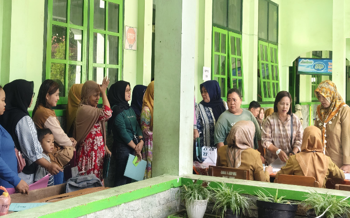 Sistem Penerimaan Murid Baru (SPMB) di seluruh SDN di Kabupaten Tulungagung diserbu para calon siswa, Senin (16/6/2025). Kuota di sejumlah SD perkotaan sudah hampir penuh di hari pertama SPMB.