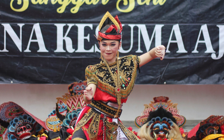 Khosyi&rsquo; Naifah Asmawati, pelajar asal Tulungagung ini miliki segudang prestasi. Dia pun sudah jadi pelatih tari dan aktif menari.