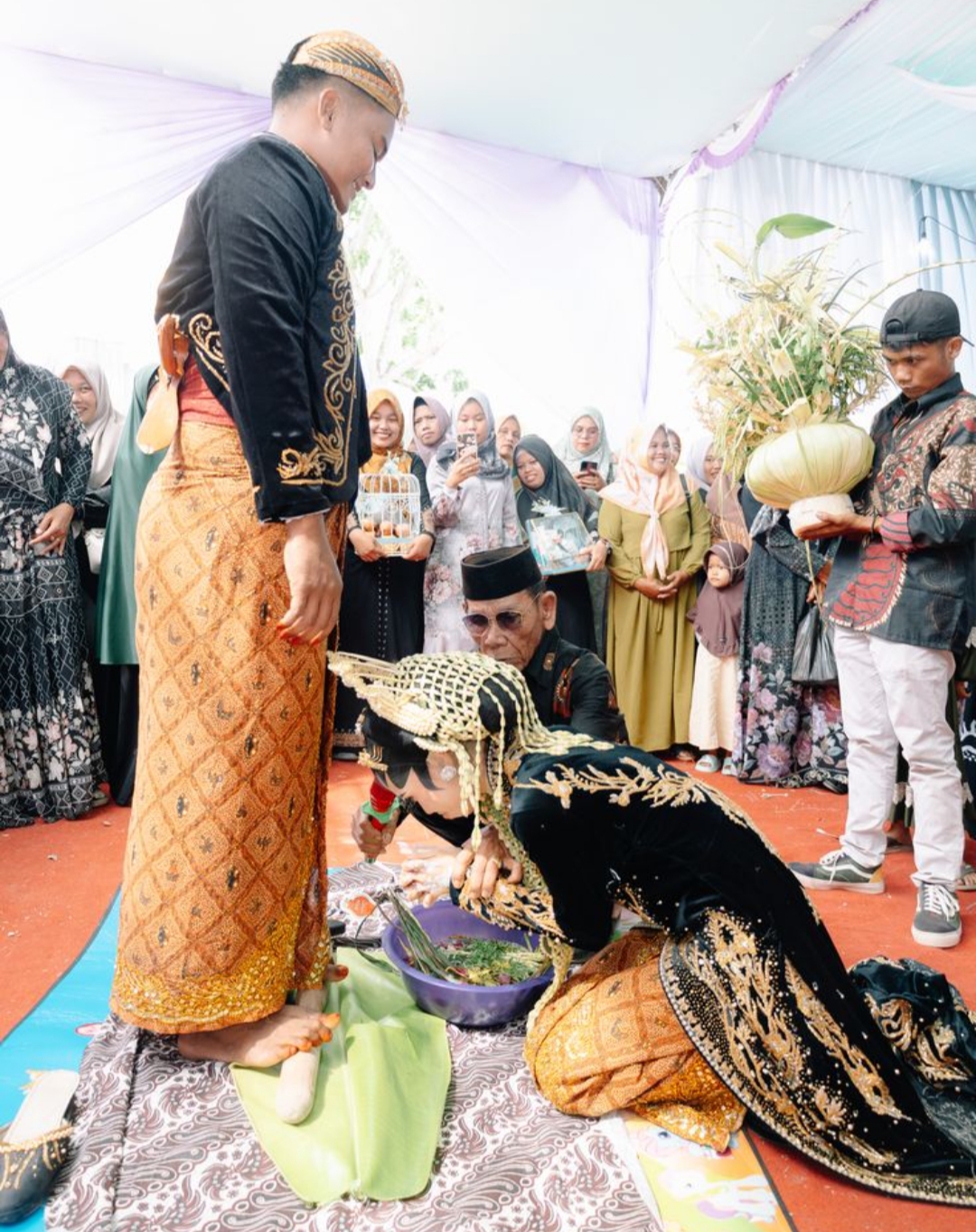Di Tulungagung, kamu nggak butuh undangan resmi buat tahu kalau tetangga lagi punya hajatan.