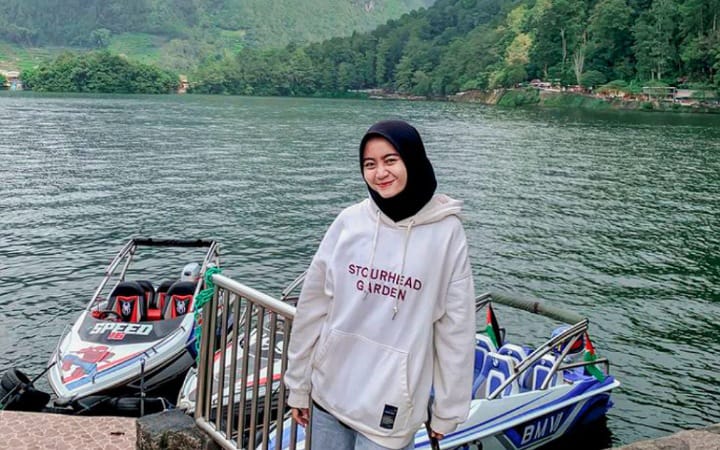 Telaga Sarangan menjadi salah satu destinasi wisata alam unggulan di Jawa Timur, tepatnya di Kabupaten Magetan.