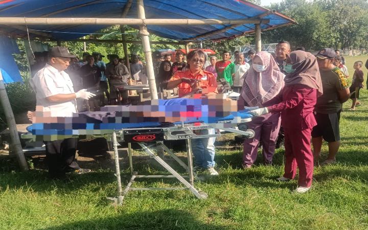 Warga Desa Pinggirsari, Kecamatan Ngantru, Kabupaten Tulungagung digegerkan dengan penemuan seorang pria dalam kondisi meninggal dunia, Selasa (17/6/2025) pagi.