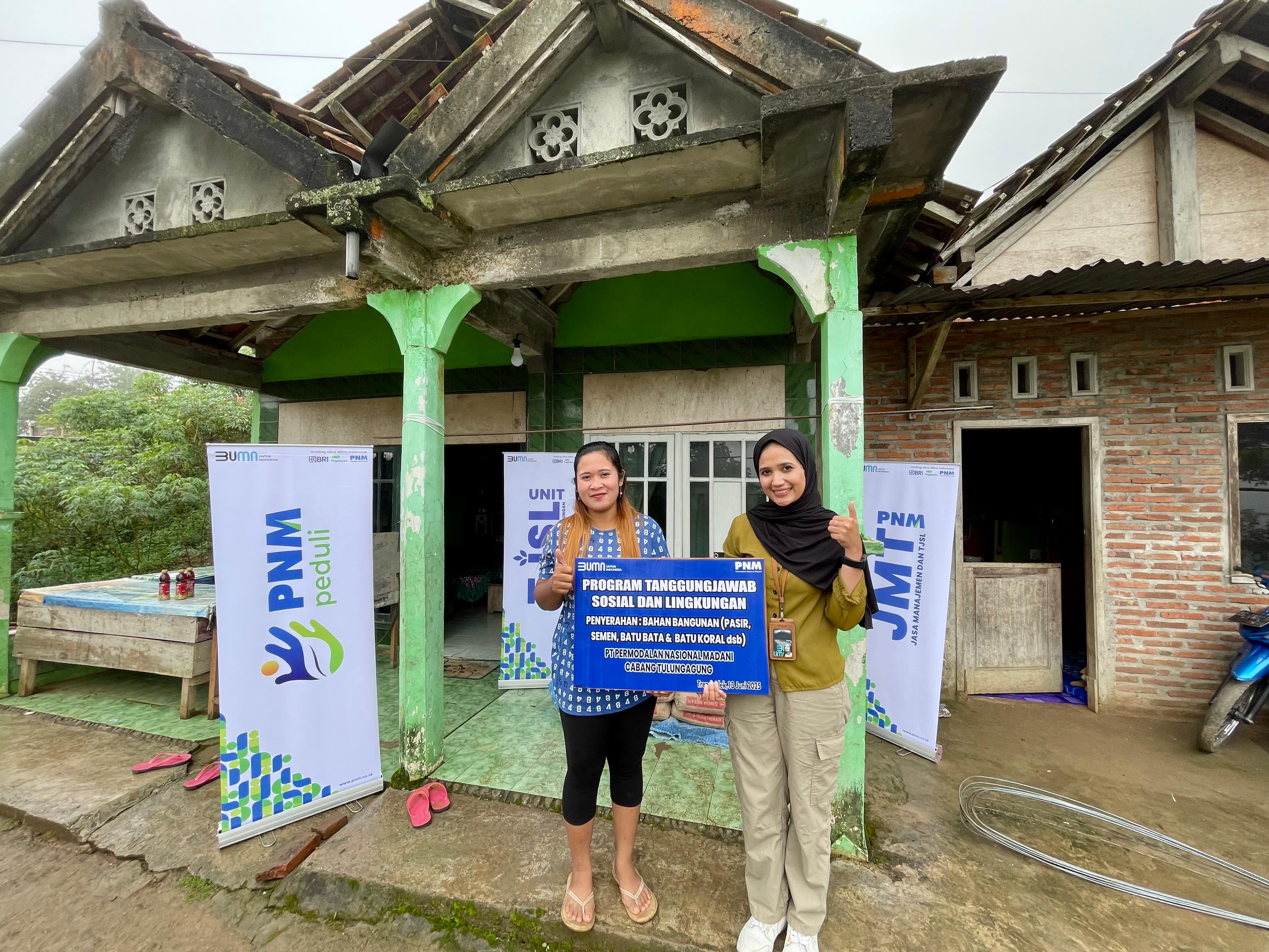 Perwakilan PNM cabang Tulungagung saat memberikan simbolis bantuan terhadap dua nasabah binaan Unit Mekaar Bendungan yang terdampak musibah banjir dan tanah longsor.