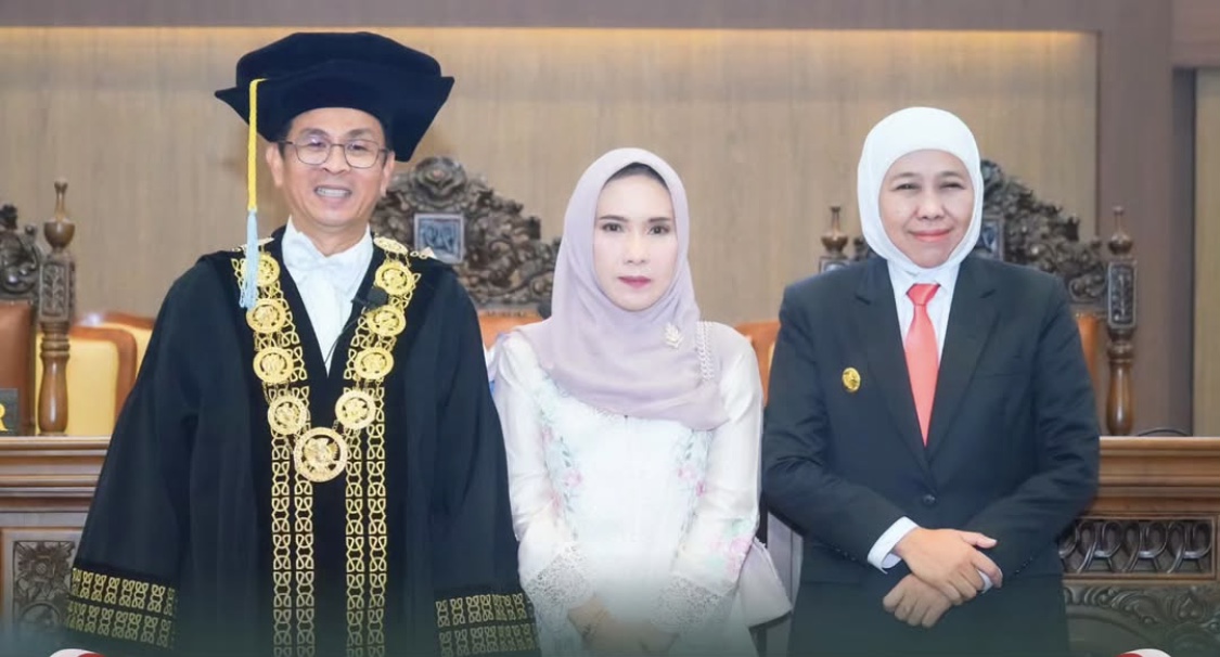Gubernur Jawa Timur, Khofifah Indar Parawansa, hadir secara langsung dalam pelantikan Prof. Dr. Muhammad Madyan, M.Si, M.Fin, sebagai Rektor Universitas Airlangga (UNAIR) periode 2025&ndash;2030.