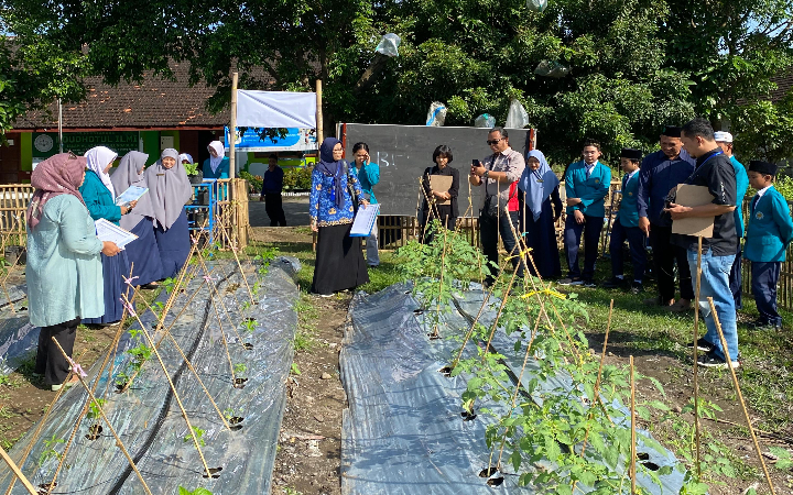 Tim juri Program Sekolah Peduli Inflasi (SPI) menilai di SMP Islam Al Azhaar.
