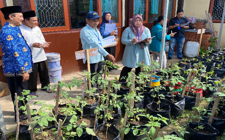 Program Sekolah Peduli Inflasi (SPI) resmi gelar penjurian perdana dilaksanakan serentak di tujuh SMP/MTs di Kabupaten Tulungagung, Senin (17/6/2025). Tim juri saat menilai di SMPN 3 Kedungwaru.