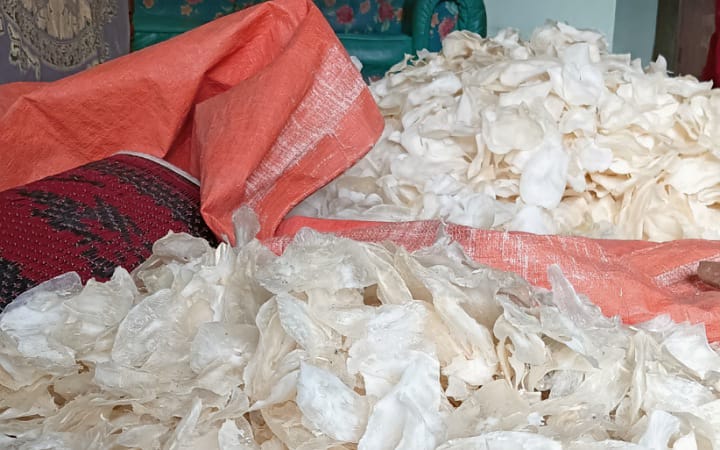 Krupuk menjadi camilan favorit masyarakat Indonesia. Tulungagung punya sederet krupuk lokal yang terkenal murah namun berkualitas rasa istimewa.