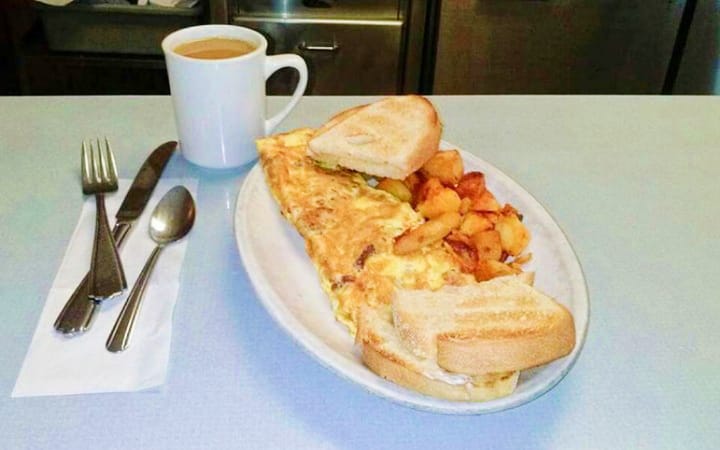 Banyak orang memulai hari dengan beragam kebiasaan. Ada yang langsung menyantap sarapan, ada pula yang melewatkannya. Lebih baik mana ?