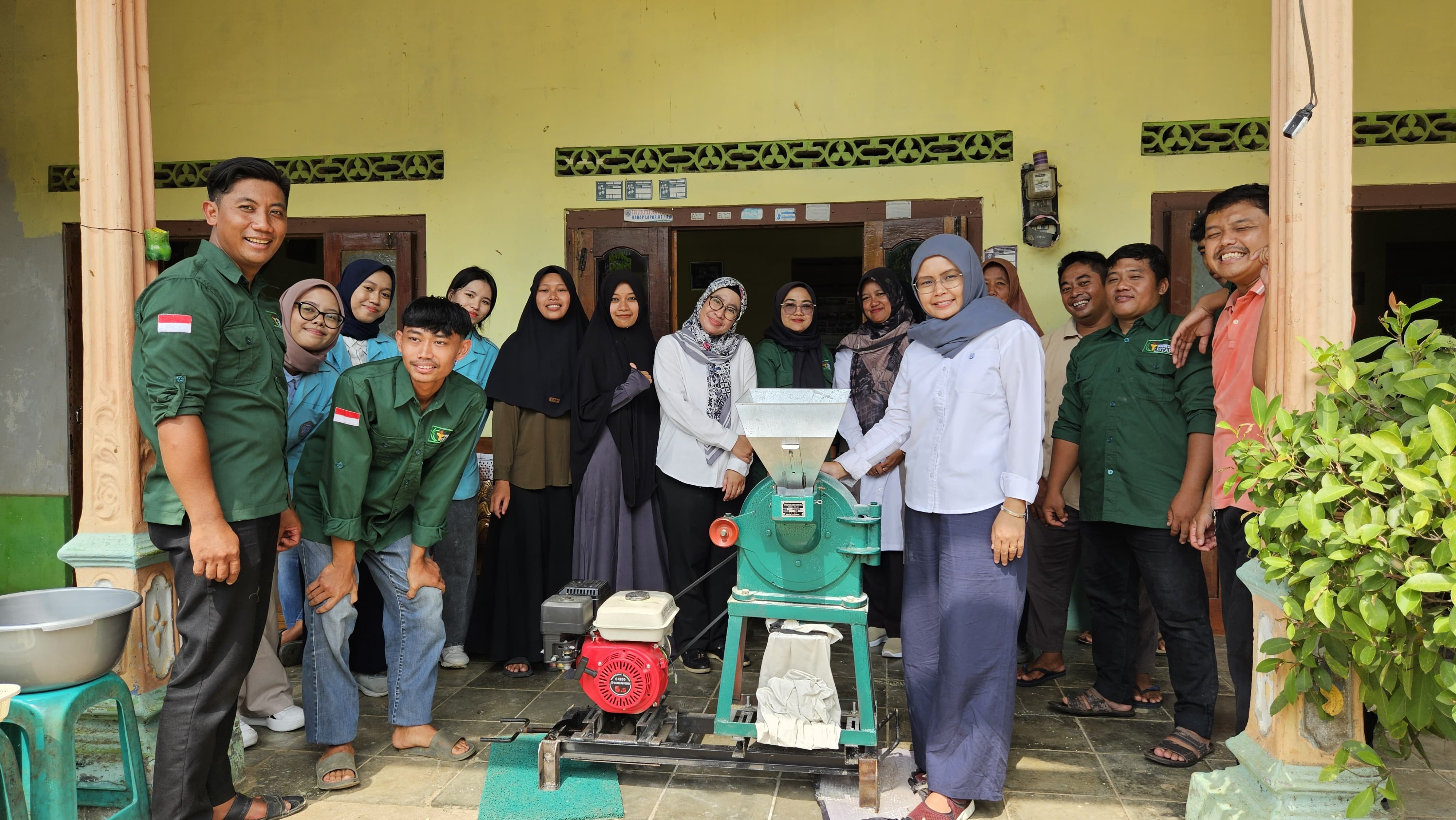 TIM PKM UNS Surakarta saat mengadakan pelatihan pengolahan dan penyimpanan tepung  menir di Desa Gentungan, Kabupaten Karanganyar.