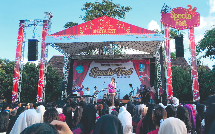 Pelaksanaan Specta Fest di SMAN 1 Pakel Tulungagung, dimeriahkan berbagai kegiatan kolaborasi dan kreativitas. Hadir artis-artis tamu seperti Silvy Kumalasari, Indah Yuninda, dan Ajeng Febria dll.