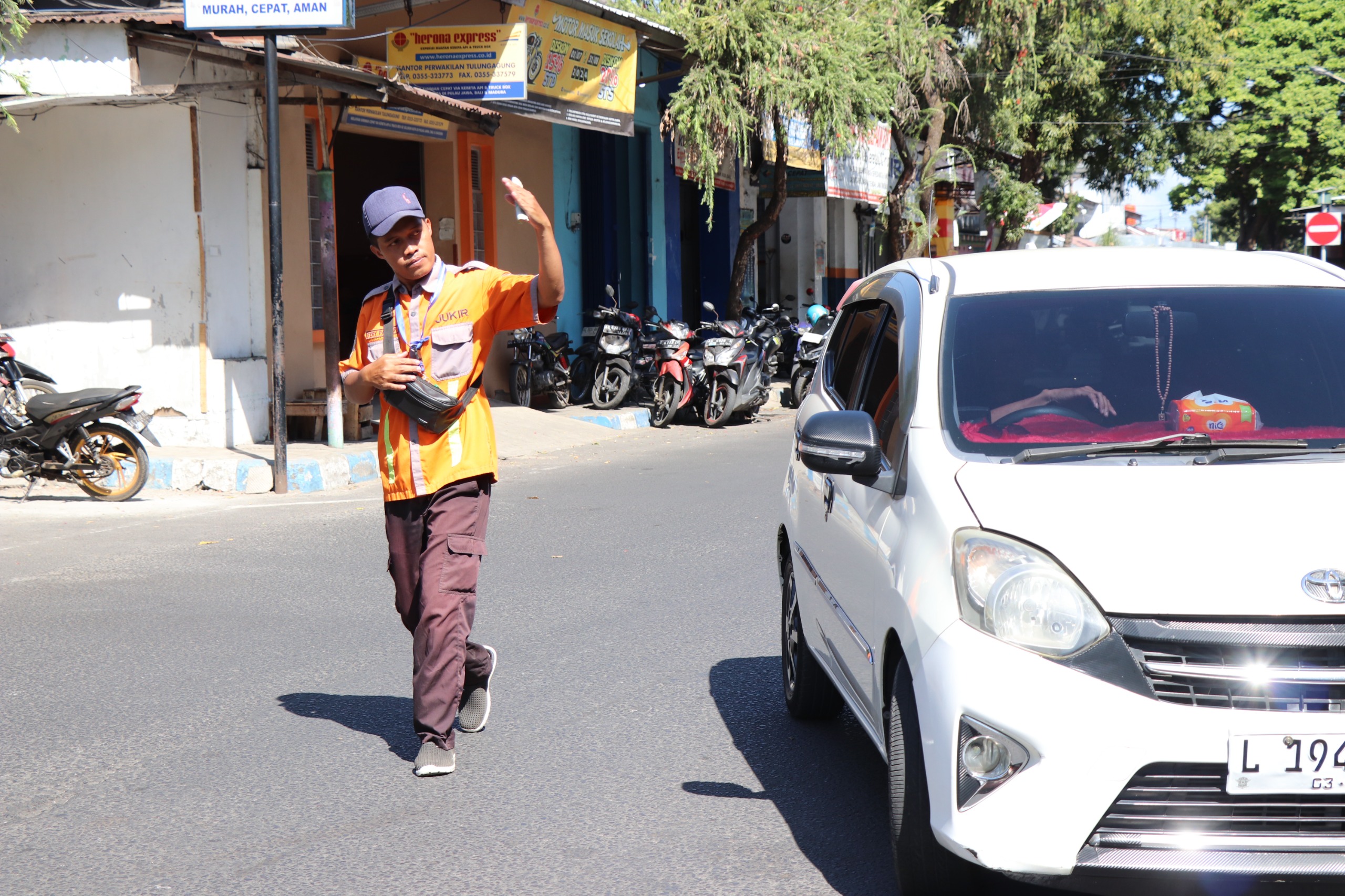 Petugas mengarahkan pelanggan parkir di tepi Jalan Pangeran Antasari beberapa waktu lalu.