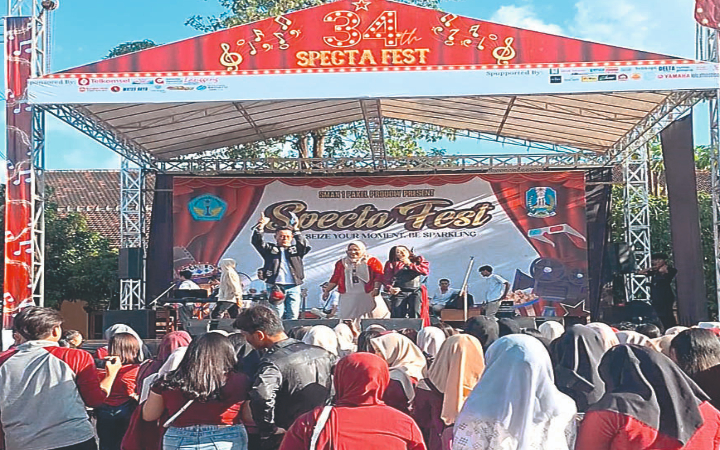 Kepala SMAN 1 Pakel Ardi Susanti SPd (baju merah putih) ketika tampil di panggung.