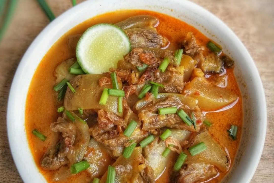 Bagi pecinta kuliner, pagi hari di Tulungagung bukan sekadar waktu untuk mengisi perut. Berburu sarapan unik salah satunya lontong kikil.