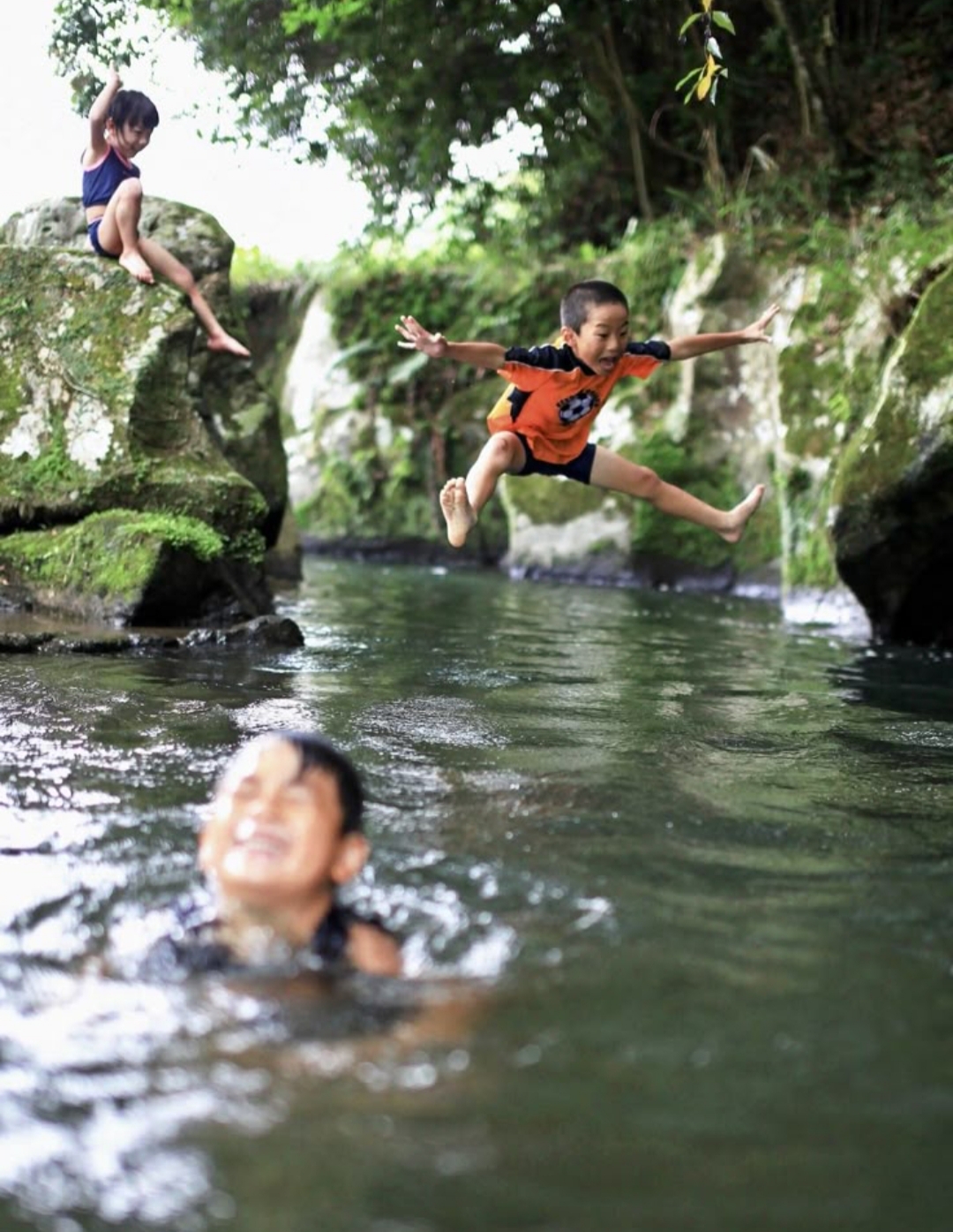 Bagi sebagian warga desa di Tulungagung, mandi di sungai bukan sekadar rutinitas membersihkan badan ini adalah tradisi, cara melepas penat.