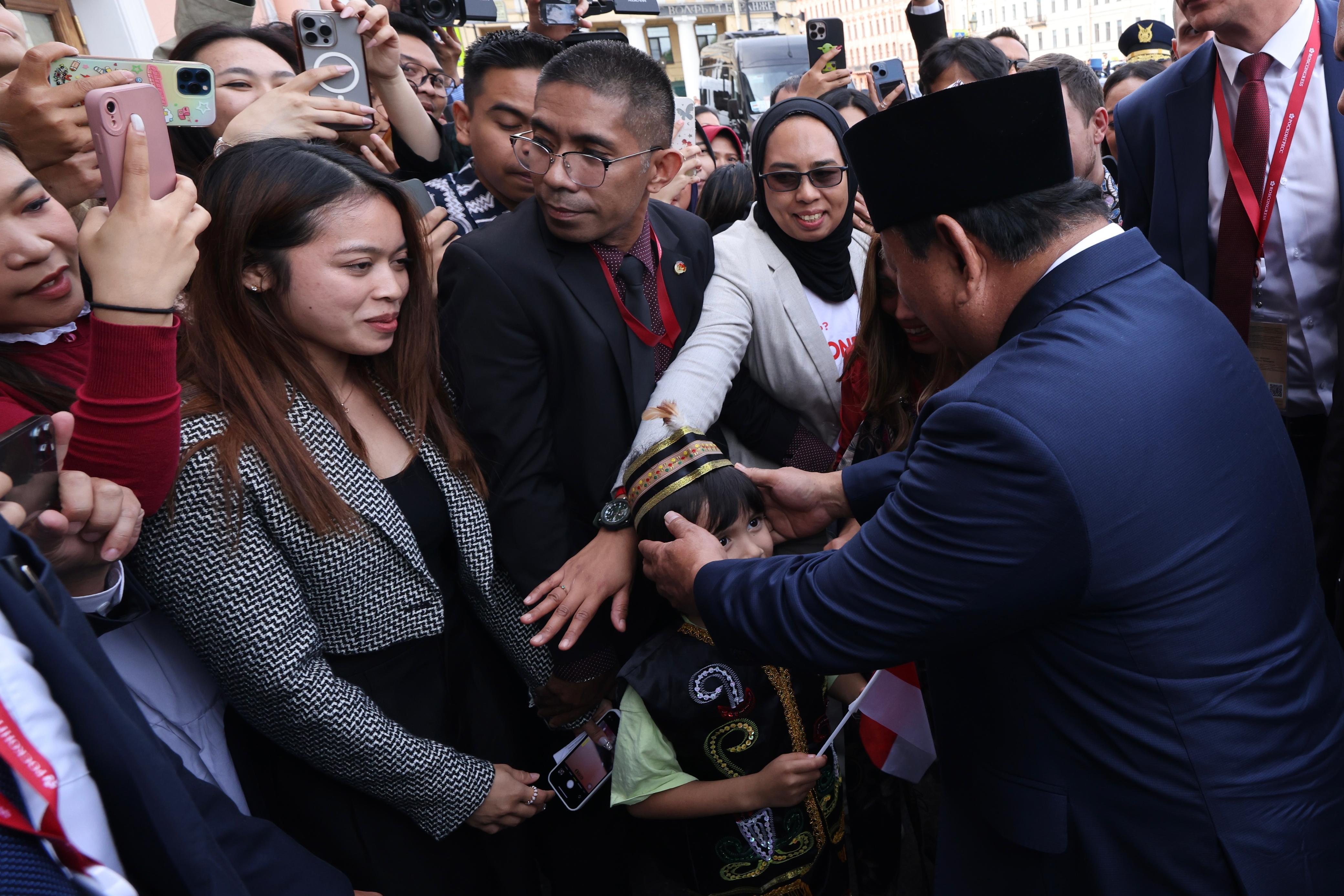 Kedatangan Presiden Prabowo Subianto di Rusia disambut dengan meriah dan penuh antusias oleh puluhan warga negara Indonesia.