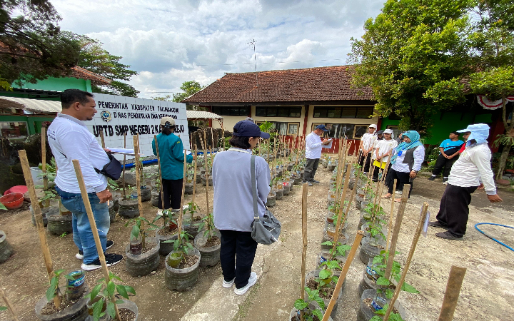 Penjurian perdana Program Sekolah Peduli Inflasi di SMPN 2 Karangrejo.