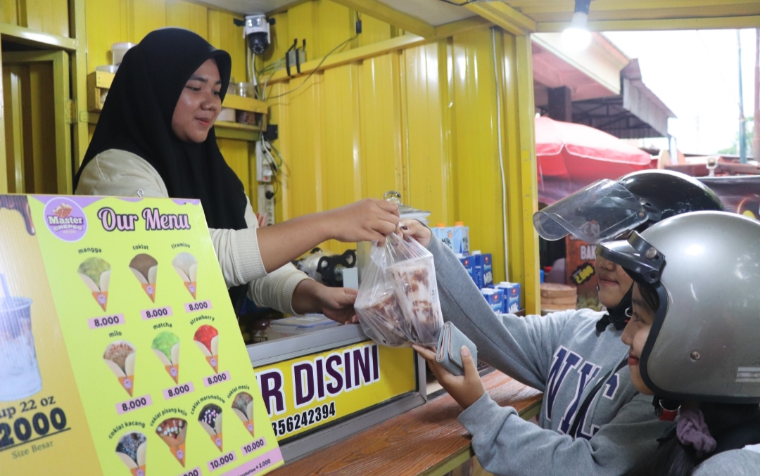 Pedagang sedang melayani pembeli di Wisata Kuliner Pinka Tulungagung.