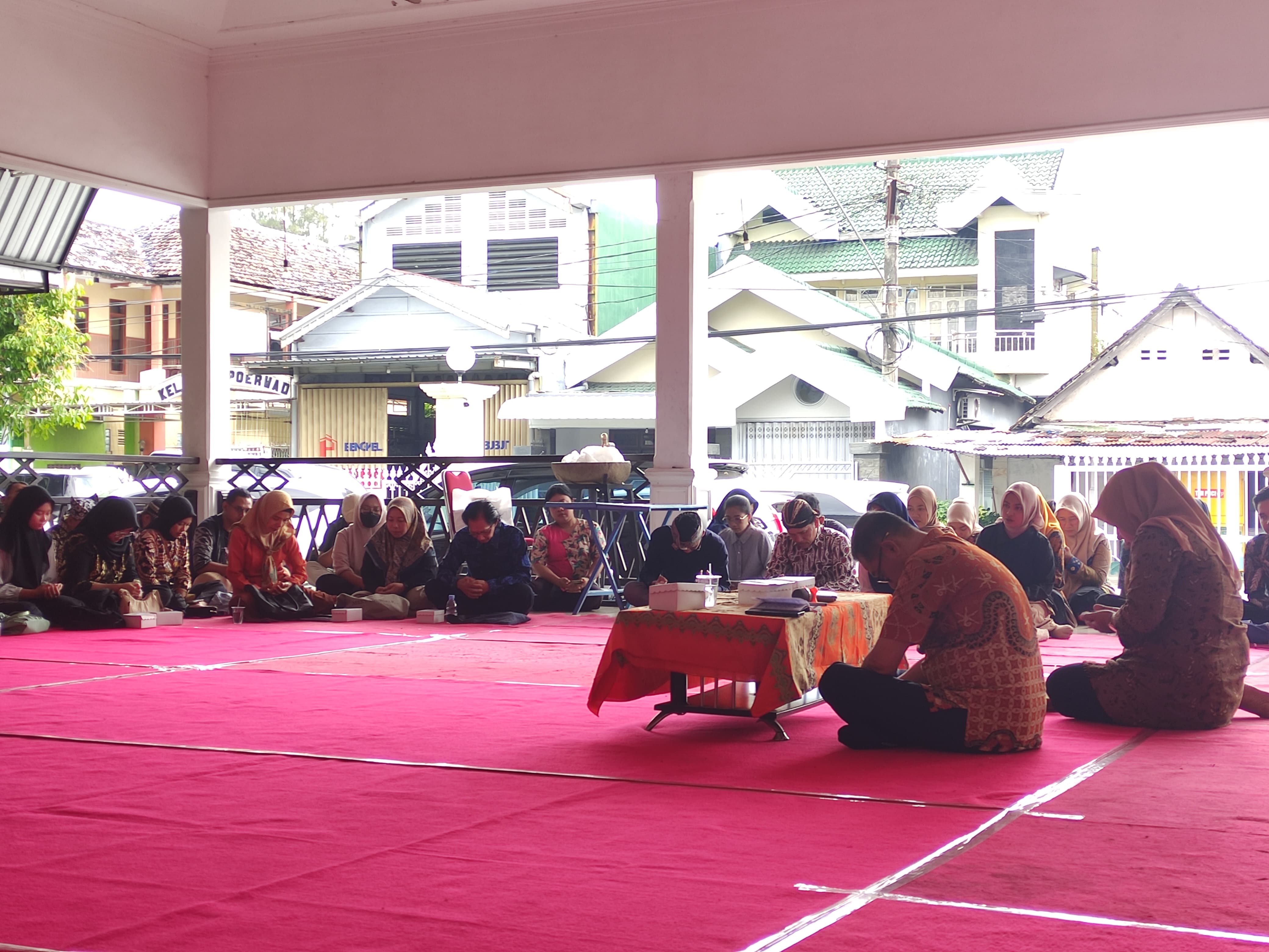 Undangan rapat dari disparbud terkait Festival Budaya Spiritual (FBS) 2025 di Tulungagung dihadiri para seniman di Pendapa Kanjengan, Kamis (19/6/2025).