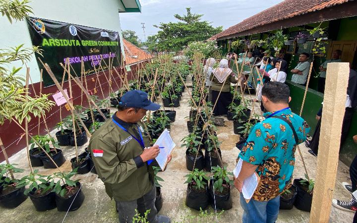 Pelaksanaan penjurian perdana Sekolah Peduli Inflasi di SMPN 1 Kedungwaru, Jumat (20/6/20250.