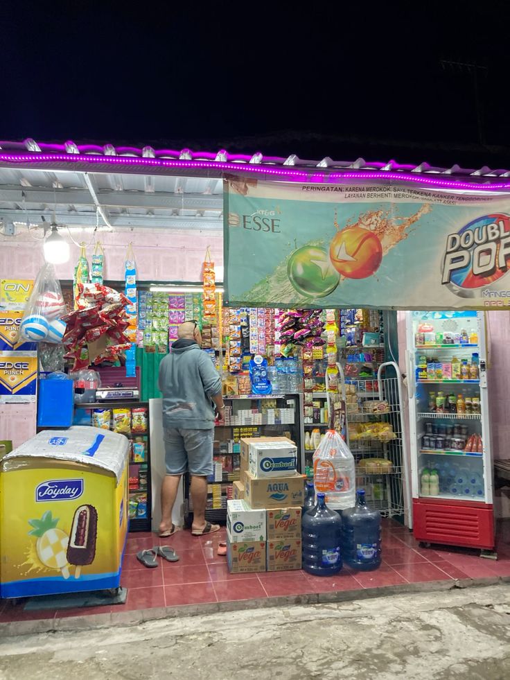 Warung Madura jadi solusi bagi sebagian masyarakat untuk memenuhi kebutuhan sehari-hari.