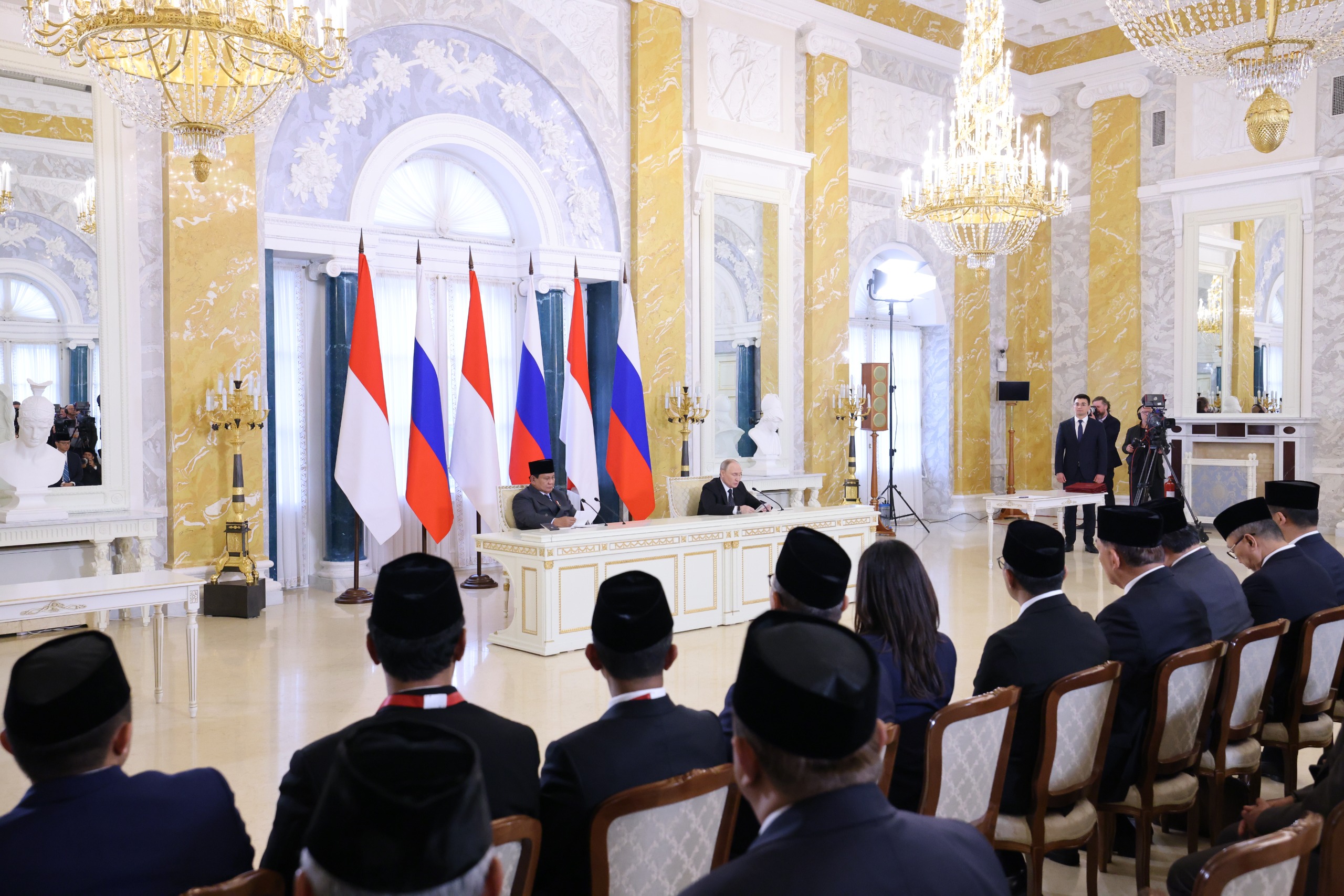 Presiden Prabowo dan Presiden Rusia Vladimir Putin saling bertukar cenderamata usai pertemuan bilateral di St. Petersburg.