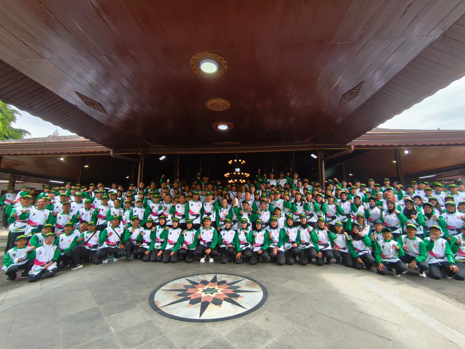 Bupati Tulungagung Gatut Sunu Wibowo foto bersama jajaran forkopimda, pengurus KONI Tulungagung, atlet dan ofisial.