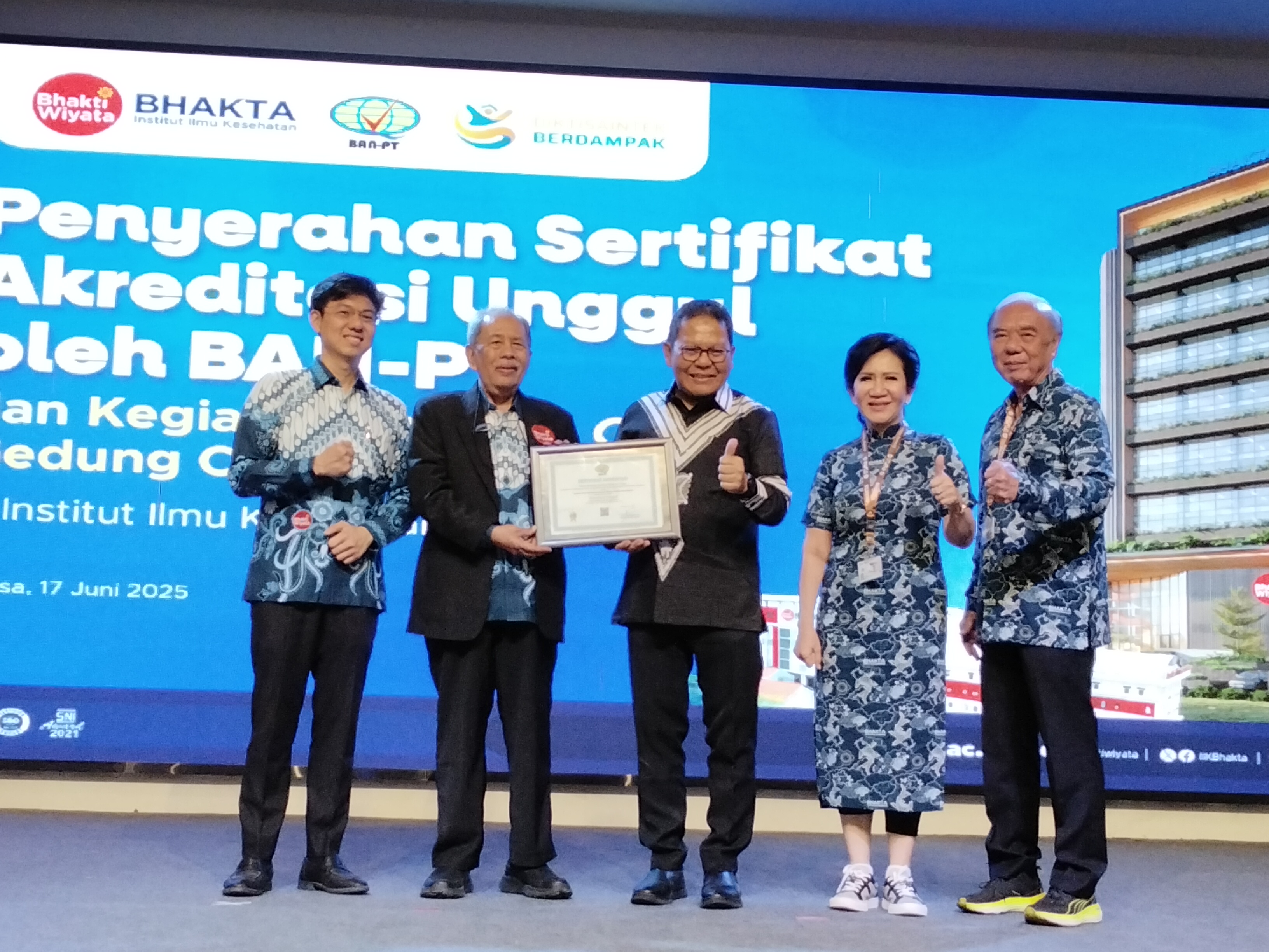 Rektor IIK Bhakti Wiyata Kediri, Prof Zainuddin, menerima sertifikat akreditasi institusi Unggul dari BAN PT pada Selasa (17/6/2025).