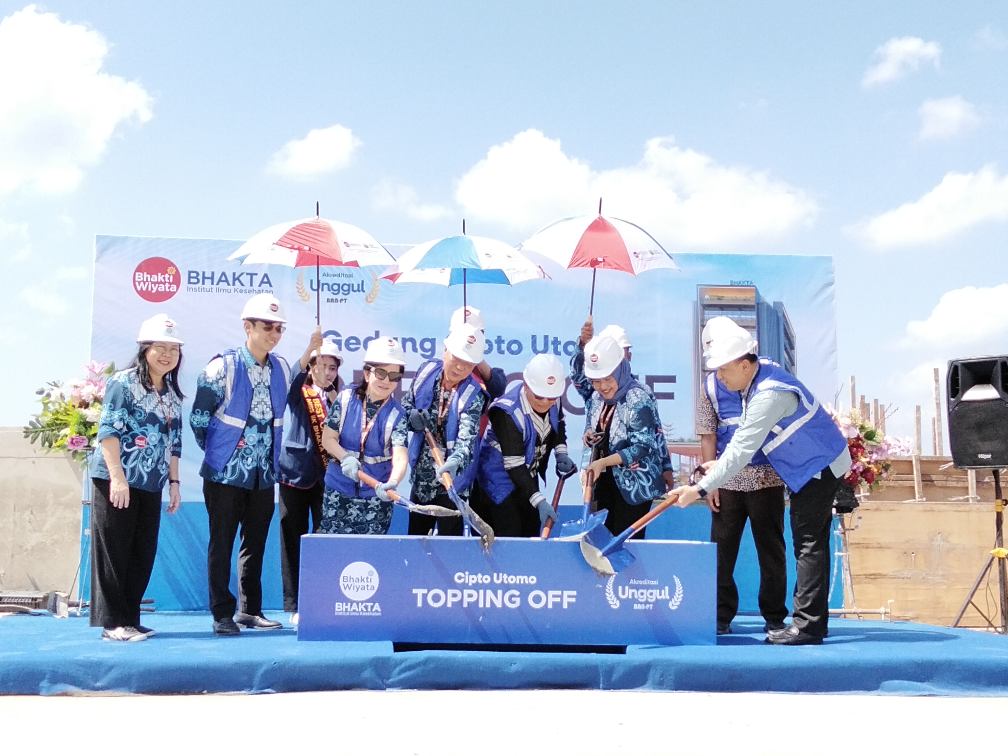 Pembina Yayasan Bhakti Wiyata, Dr Bambang, bersama Direktur Eksekutif BAN PT Prof Ari Purbayanto melakukan topping of gedung Cipto Utomo.