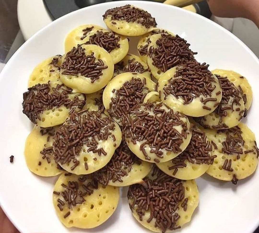 Kue cubit salah satu jajanan SD di Tulungagung yang paling dicari diburu anak dewasa.