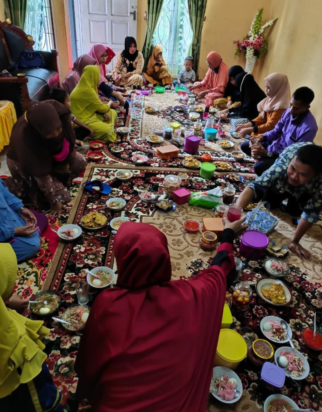 Salah satu budaya khas Tulungagung adalah rewangan, di mana para tetangga, kerabat, dan saudara ikut sibuk membantu persiapan hajatan, bahkan jauh sebelum hari H berlangsung.