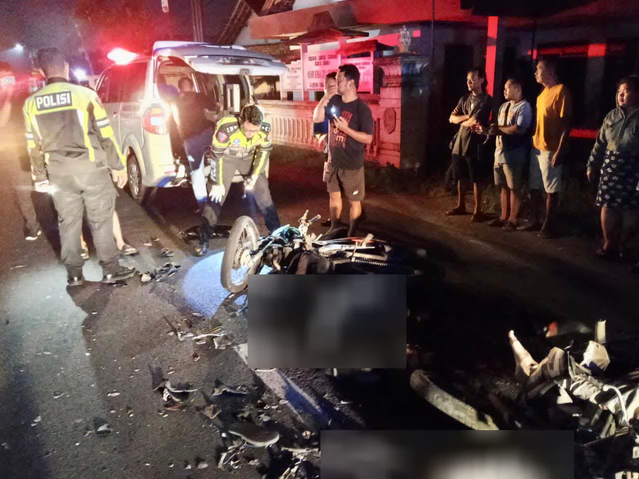 Kecelakaan lalu lintas maut terjadi di Jalan umum Desa Loderesan, Kecamatan Kedungwaru, Kabupaten Tulungagung, mengakibatkan dua oarang tewas, Sabtu (21/6/2025) dini hari.