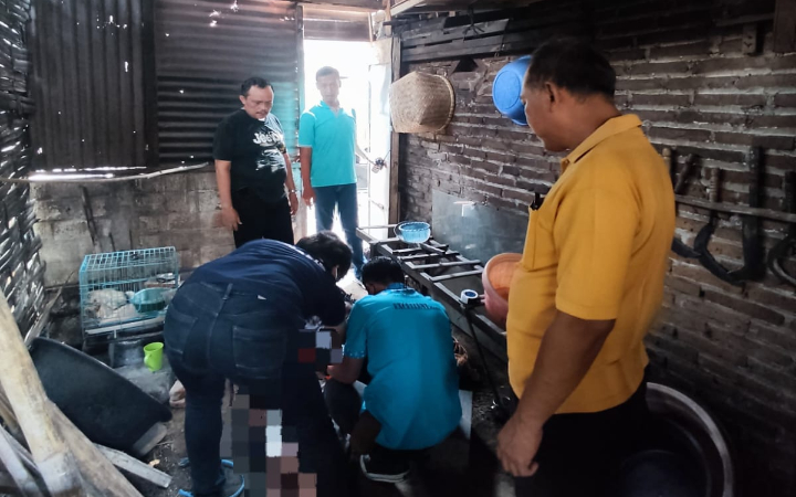 Pihak kepolisian bersama tim Inafis dan dokter dari RSUD dr Iskak yang datang ke lokasi memastikan korban telah meninggal dunia.