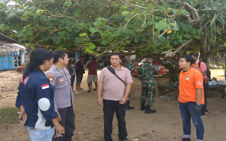 Inafis Polres Tulungagung dan tim medis telah melakukan olah TKP di perairan Pantai Molang Tulungagung, tak lama setelah menerima kabar warga tenggelam.        &nbsp;&nbsp;&nbsp;&nbsp;&nbsp;&nbsp;