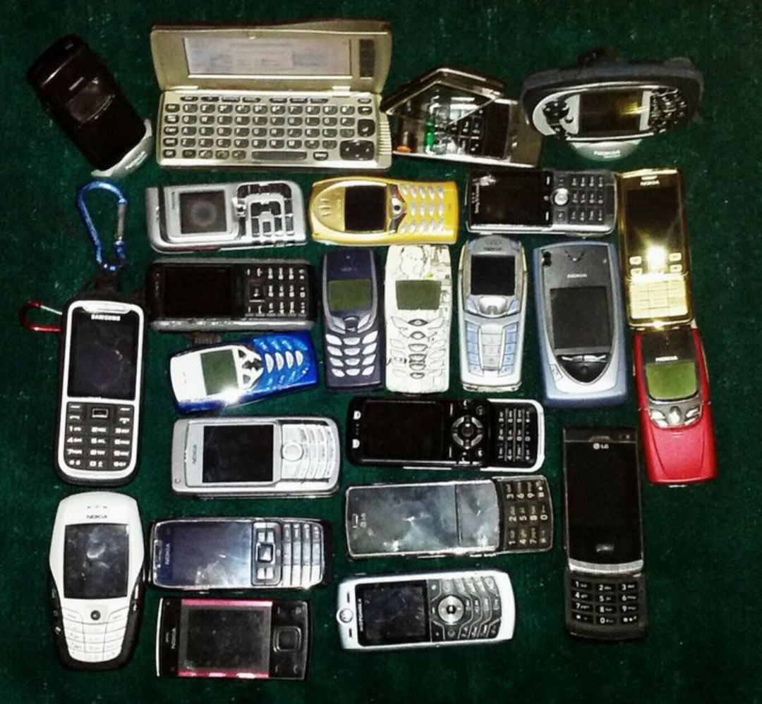 Ada sebagian warga Tulungagung yang  tetap setia menggunakan HP jadul. Mereka punya alasan tersendiri.