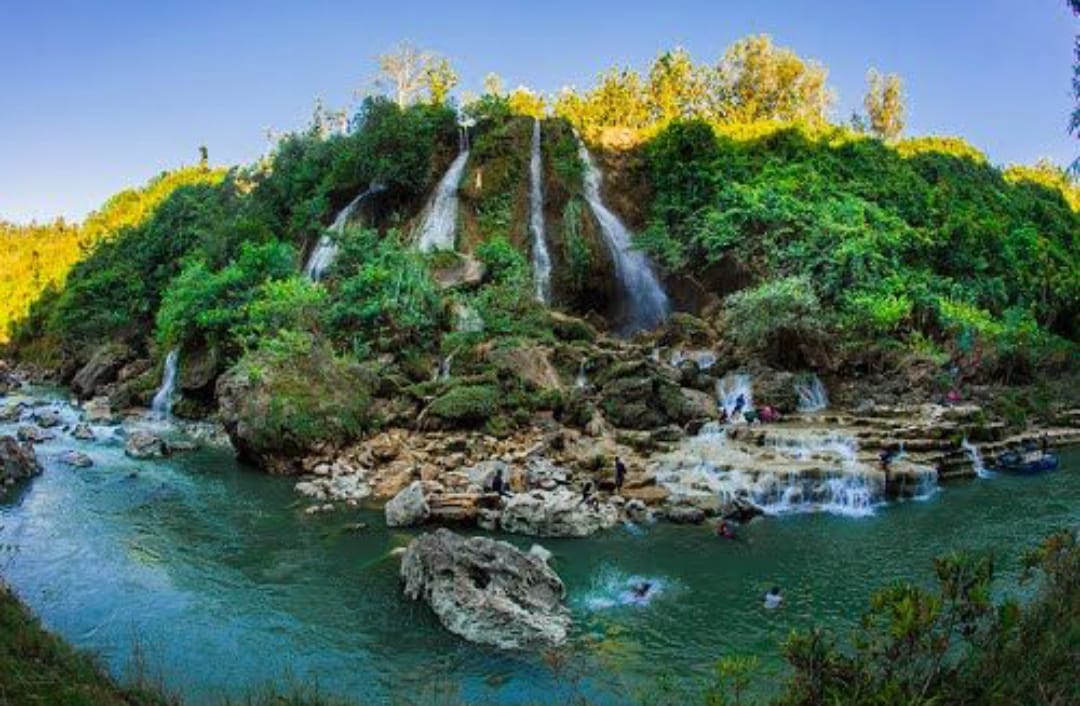 Air Terjun Sri Gethuk  di Desa Bleberan, Kecamatan Playen, Gunung Kidul, Yogyakarta, menyuguhkan aliran air jernih yang jatuh di antara tebing batu kapur.