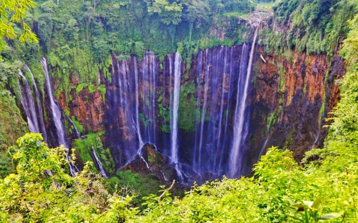 Dijuluki sebagai &ldquo;Niagara-nya Indonesia&rdquo;, Tumpak Sewu di Lumajang, Jawa Timur, menyajikan pemandangan air terjun setinggi 120 meter yang berbentuk setengah lingkaran.