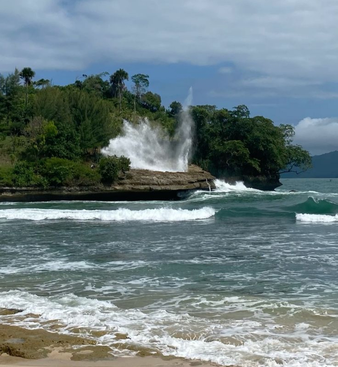Jalur Lintas Selatan (JLS) Tulungagung bukan cuma jadi penghubung antarwilayah, tapi juga &ldquo;pintu gerbang&rdquo; menuju deretan pantai cantik. Salah satunya Pantai Coro Tulungagung bisa dilewati di JLS.
