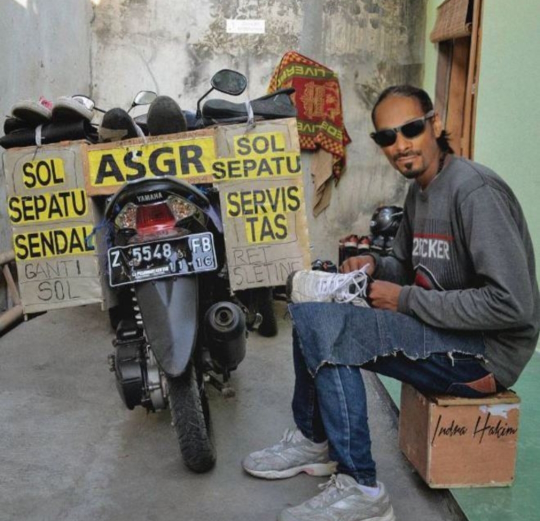Di tengah derasnya arus modernisasi, ada satu pekerjaan jadul yang tetap bertahan di Tulungagung  tukang sol sepatu keliling.